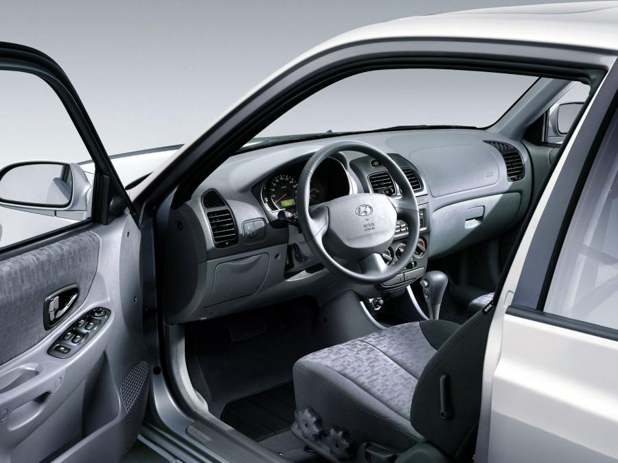  Hyundai Accent 5-Door 2003 года  (фото 3 из 21)